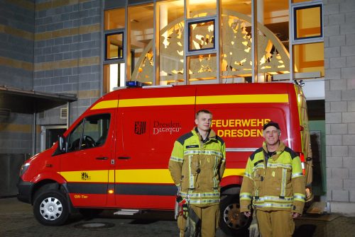 Feuerwehrleute wie Oberbrandmeister Andreas Wego (r.) und Brandmeister zur Ausbildung Felix Dietze zählen zu jenen Berufsgruppen, die auch an den Feiertagen ihren Dienst tun. Foto: Trache