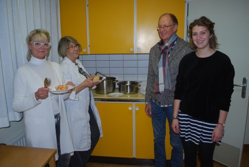 Sarah-Marie Neumann, Gerd Grabowski, Leiter des Nachtcafés in der Zions­kirche sowie Renate Hegewald und Carola Stöber (v. l. n. r.). Foto: ct