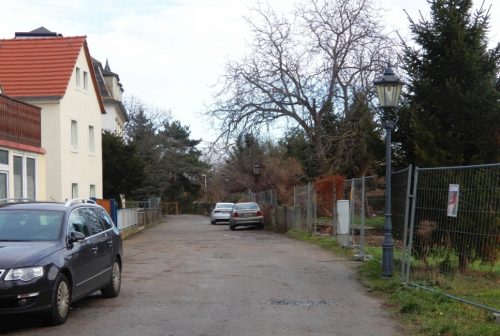 Ein Teilstück der früheren Kirchgasse wurde ein Jahr nach der Eingemeindung Trachaus in Pettenkoferstraße umbenannt. Foto: Autor