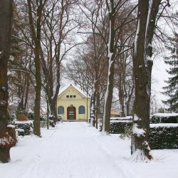 Die Feierhalle des Friedhofs an der Spitzhausstraße. Foto: Brendler