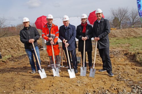 Ein Höhepunkt genossenschaftlichen Wohnungsbaus war der erste Spatenstich für ein neues Gorbitzer Wohngebiet durch die EisenbahnerWohnungsbaugenossenschaft, die KräuterTerassen am 10. April 2017. Foto: Steffen Dietrich