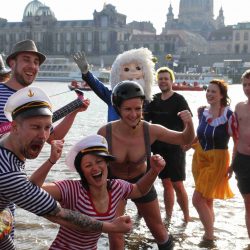 Beim Faschingsschwimmen. Foto: DLRG Dresden