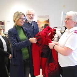 Auxiliar-Kapitänin Rosemarie Scharf (r.) und Leutnant Gert Scharf freuen sich über die Jackenspende von Cornelia Feldmann (2. v. l.) und Laura Berezowska. Foto: Trache