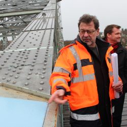 Bei einem VorortTermin präsentierte Reinhard Koettnitz, Leiter des Straßen- und Tiefbauamtes, verschiedene Farbproben für den Schutzanstrich, den das Blaue Wunder demnächst erhalten soll. Foto: Pohl