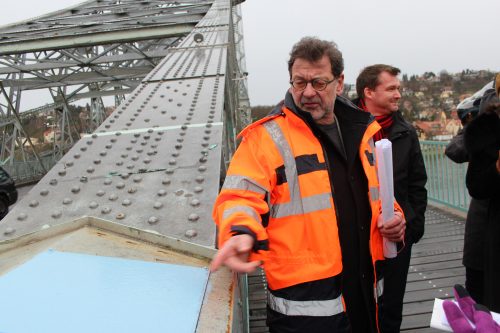 Bei einem VorortTermin präsentierte Reinhard Koettnitz, Leiter des Straßen- und Tiefbauamtes, verschiedene Farbproben für den Schutzanstrich, den das Blaue Wunder demnächst erhalten soll. Foto: Pohl