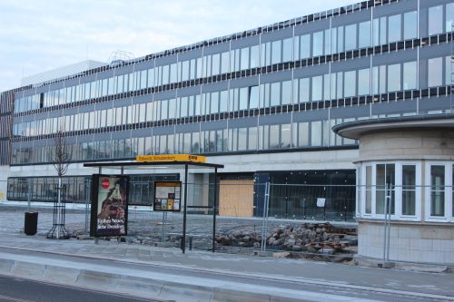 Auch wenn es auf dem Doppelschulstandort in Tolkewitz noch nach Baustelle aussieht – nach den Februarferien sollen hier das neue Gymnasium und die 32. Oberschule eröffnet werden. Foto: Pohl