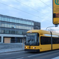 Nächster Halt: Schulzentrum. An der Wehlener Straße sind vor dem Tolkewitzer Schulcampus neben dem neuen Gleisbett auch zwei barrierefreie neue Haltestellen entstanden. Foto: Pohl