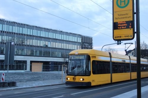 Nächster Halt: Schulzentrum. An der Wehlener Straße sind vor dem Tolkewitzer Schulcampus neben dem neuen Gleisbett auch zwei barrierefreie neue Haltestellen entstanden. Foto: Pohl