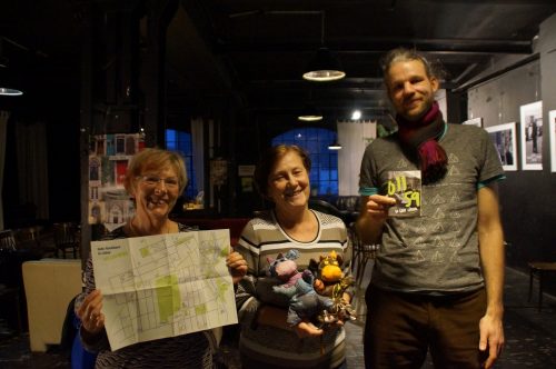 Die Sprecher der Löbtauer Runde Dr. Angela Bösche (links) und Felix Liebig (unser Autor) mit dem Kulturwegweiser »01159« und Marlis Goethe von der AG«Löbtauer Geschichte mit den von ihr entworfenen Maskottchen für das diesjährige Löbtauer Jubiläum. Foto: Archiv Steffen Dietrich