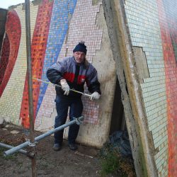 Restaurator Klaus-Peter Dyroff bei ersten Sicherungsmaßnahmen des Mosaik-Wandbildes. Foto: Trache