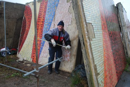 Restaurator Klaus-Peter Dyroff bei ersten Sicherungsmaßnahmen des Mosaik-Wandbildes. Foto: Trache