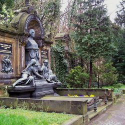 Die Grabfiguren und die Büste F. L. Gehes schuf der Bildhauer Johannes Schilling (1828 1910). Foto/Repro: Autor