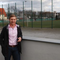 Stefan Müller setzt sich dafür ein, dass auf der jetzt vorhandenen Schotterfläche ein neues Minispielfeld aufgebaut wird. Foto: Trache