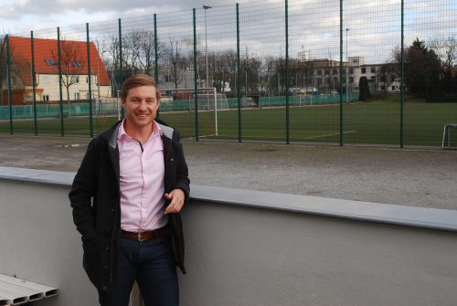 Stefan Müller setzt sich dafür ein, dass auf der jetzt vorhandenen Schotterfläche ein neues Minispielfeld aufgebaut wird. Foto: Trache