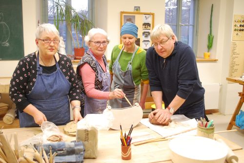 Leiterin Susanne Schmidt (2.v.r.) mit Martina Schlörke (l.), Gabriele ­Hüttel und Reinhard Holländer (r.). Foto: Trache