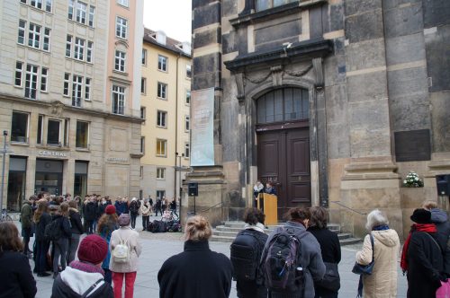 Dresdner Schüler verlasen an der Kreuzkirche die Namen von Dresdner Opfern der NS-Herrschaft. Foto: Steffen Dietrich