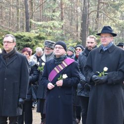 Zum Ehrenden gedenken an die Opfer der Bombenangriffe im Februar 1945 trafen sich Vertreter aus Politik und Gesellschaft auf dem Dresdner Heidefriedhof. Foto: Möller