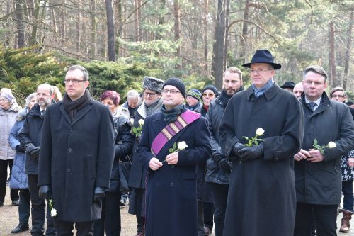 Zum Ehrenden gedenken an die Opfer der Bombenangriffe im Februar 1945 trafen sich Vertreter aus Politik und Gesellschaft auf dem Dresdner Heidefriedhof. Foto: Möller