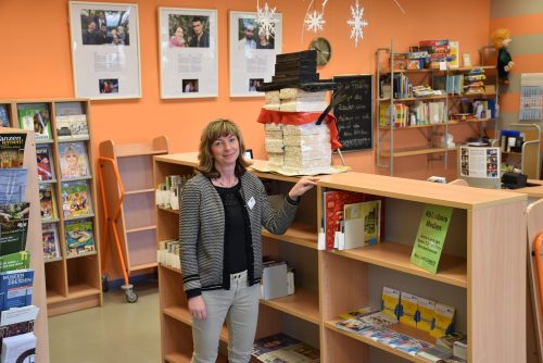 Iris Winkler leitet seit August 2015 die Bibliothek in Laubegast. Bis zum 25. März 2018 ist hier noch die Wanderausstellung »Interkulturelle Tandems in Dresden« zu besichtigen. Foto: Trache