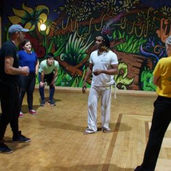 Trainingsstunde im Kinder-, Jugend- und Familienhaus Plauener Bahnhof. Capoeira-Meister Paulo Axe bei der Anleitung seiner Teilnehmer im Erwachsenentraining. Foto: Steffen Dietrich