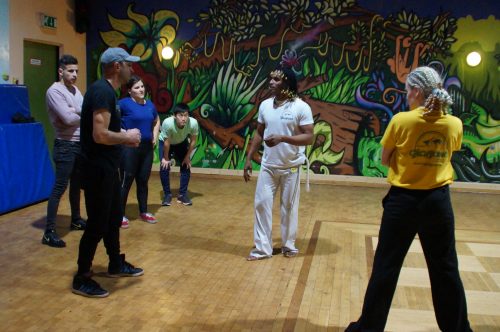 Trainingsstunde im Kinder-, Jugend- und Familienhaus Plauener Bahnhof. Capoeira-Meister Paulo Axe bei der Anleitung seiner Teilnehmer im Erwachsenentraining. Foto: Steffen Dietrich