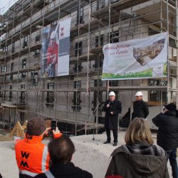 Der Vorstandvorsitzende der Eisenbahner-Wohnungsgenossenschaft, Dr. Jürgen Hesse, freute sich über den Baufortschritt und dankte allen am Bau Beteiligten. Foto: Dietrich