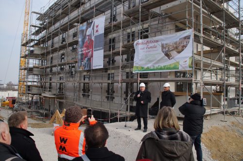 Der Vorstandvorsitzende der Eisenbahner-Wohnungsgenossenschaft, Dr. Jürgen Hesse, freute sich über den Baufortschritt und dankte allen am Bau Beteiligten. Foto: Dietrich