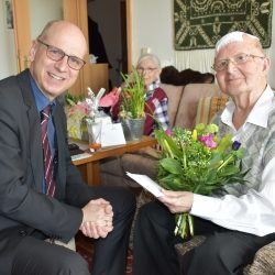 Ortsamtsleiter Jörg Lämmerhirt gratuliert Hans Rick zu seinem 90. Geburtstag, den er mit seinen Geschwistern feierte. Foto: Trache