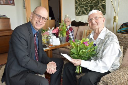 Ortsamtsleiter Jörg Lämmerhirt gratuliert Hans Rick zu seinem 90. Geburtstag, den er mit seinen Geschwistern feierte. Foto: Trache