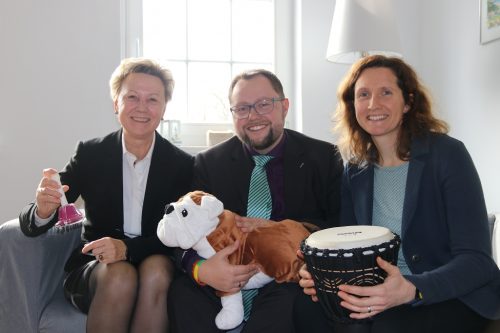 Sie kamen zur Einweihung der neuen Elternzimmer: Helma Orosz, An­dreas Führlich und Ulrike Grundmann. Foto: Mutschke