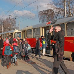 Erster Schultag nach den Winterferien: Bildungsbürgermeister Hartmut Vorjohann begleitete die Gymna­siasten auf ihrer Fahrt mit der Straßenbahn zum neuen Campus in Tolkewitz. Foto: Pohl