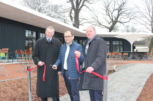 Jeffrey Pötzsch (mitte), Bürgermeister Detlef Sittel (links) und Zoo-Direktor Karl-Heinz Ukena bei der feierlichen Eröffnung des Pinguin-Cafés. Foto: Pohl