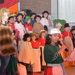 Stolze vierzig Schülerinnen und Schüler standen auf der Bühne und boten eine erstklassige Ensembleleistung. Foto: Möller