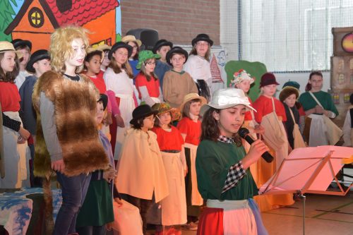 Stolze vierzig Schülerinnen und Schüler standen auf der Bühne und boten eine erstklassige Ensembleleistung. Foto: Möller