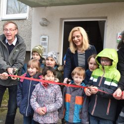 Zusammen mit ihren Schützlingen schickten Arche-Gründer Bernd Siggelkow, Botschafterin Uta Bresan und Initiatorin Jutta Max Dresdens erste Kinderarche auf Fahrt. Foto: Möller