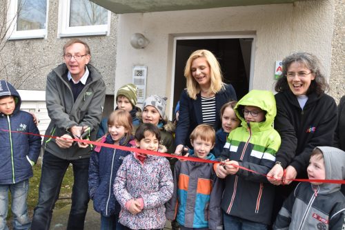 Zusammen mit ihren Schützlingen schickten Arche-Gründer Bernd Siggelkow, Botschafterin Uta Bresan und Initiatorin Jutta Max Dresdens erste Kinderarche auf Fahrt. Foto: Möller