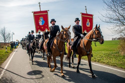 Am Ostersonntag verkünden in Bautzen und Umgebung die Osterreiter die Botschaft von der Auferstehung Christi. Fotos: Archiv