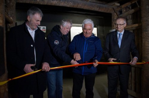 Oberbürgermeister Uwe Rumberg, Museumsdirektor Rolf Günther, der frühere Direktor des Bergbaubetriebes »Willi Agatz« Lothar Rosenhahn und Wismut-Geschäftsführer Dr. Stefan Mann (v. l. n. r.) beim symbolischen Banddurchschnitt. Foto: Steffen Dietrich