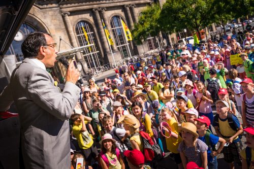 Oberkellner Nietenführ begrüßt die Kinder. Quelle: TPZ Sachsen/André Wirsig