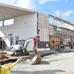 Noch führen die Handwerker auf der Baustelle des neuen Einkaufszentrums Regie. Bis zur Eröffnung steht sicher auch der Name fest. Bisher kursiert der Begriff »Zschachwitzer Ei« als Arbeitstitel... Foto: Trache