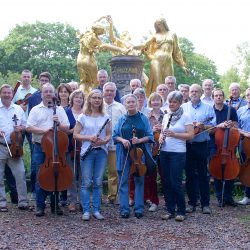 Das Sinfonieorchester vor dem Mozartbrunnen auf der Bürgerwiese. Foto: privat