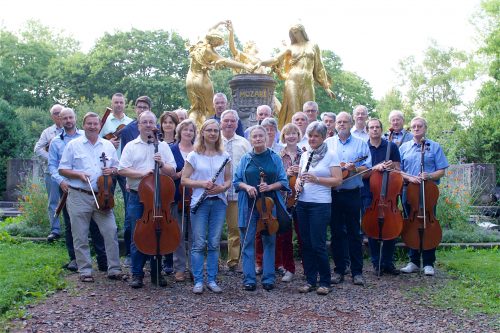 Das Sinfonieorchester vor dem Mozartbrunnen auf der Bürgerwiese. Foto: privat