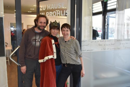 Sie gehören mit zum Theater-Team: Harald Fuhrmann, Julia Amme als König von Prohlis und Chris­tiane Wiegand. Foto: Trache