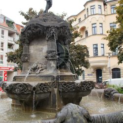 Kaum sichtbare Kleinere Schäden am Müllerbrunnen werden im Jahresverlauf behoben. Foto: Sd