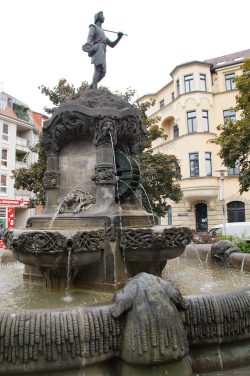 Kaum sichtbare Kleinere Schäden am Müllerbrunnen werden im Jahresverlauf behoben. Foto: Sd