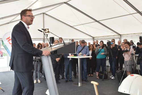 Bereichsvorstand Jens Fabrowsky lobte den Standort Dresden in den höchsten Tönen. Bis 2021 errichtet Bosch im Dresdner Norden ein hochmodernes Halbleiterwerk.