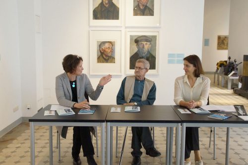 Kirsten Vincenz, Direktorin Kustodie der TU Dresden, Prof. Jürgen Schieferdecker, ehemaliger Künstlerischer Beirat der TU Dresden und emeritierter Professor für Architektur der TU Dresden, und Gwendolin Kremer, Kuratorische Leiterin Altana Galerie, Kustodie der TU Dresden (v. l. n. r.). Foto: Steffen Dietrich