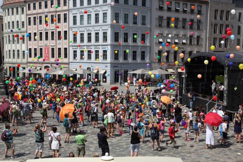 Finale 2017 auf dem Dresdner Neumarkt: Glücklich und bunt – das ist die Erich Kästner Rallye. Quelle: TPZ Sachsen/Claudia Pfeil