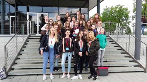 Teilnehmerinnen des Girls'Day 2018 vor dem Sächsischen Landtag. Foto: Bürgerbüro Stange