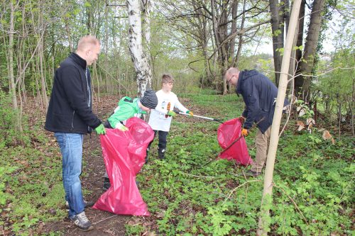 Paule, Moritz und ihre Väter halfen beim Frühjahrsputz im Wäldchen. Foto: Pohl